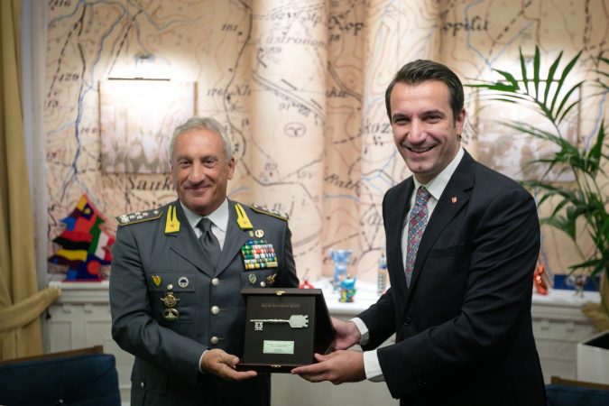 VIZITA NË SHQIPËRI/ Kreu i Guardia di Finanza merr “Çelësin e Qytetit”: Adhuroj Tiranën