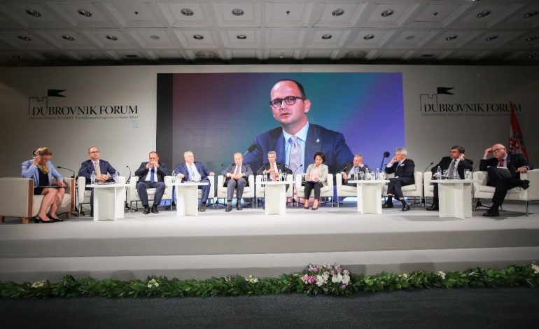 FORUMI I DUBROVNIKUT/ Bushati: Shqipëria tregoi vlera europiane në strehimin e 20 emigrantëve