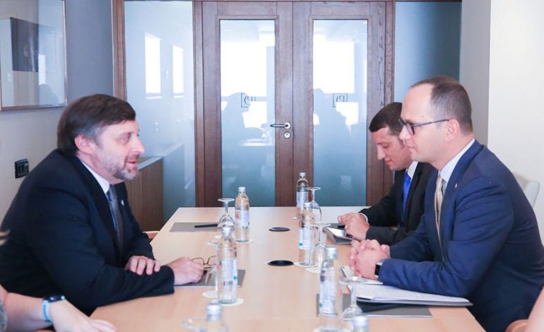 TAKIM “KOKË MË KOKË”/ Bushati vizitë në Dubrovnik, diskutime me diplomatin amerikan: Folëm për reformat