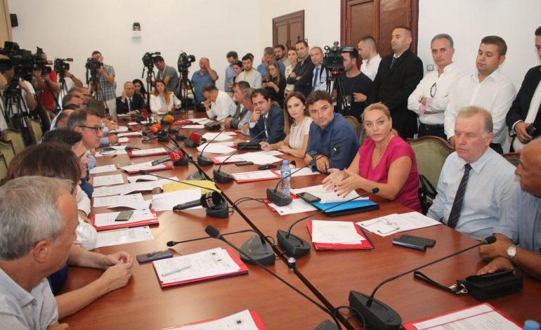 DEKRETI PËR TEATRIN/ Ja çfarë shtoi maxhoranca dhe si do përzgjidhet fituesi