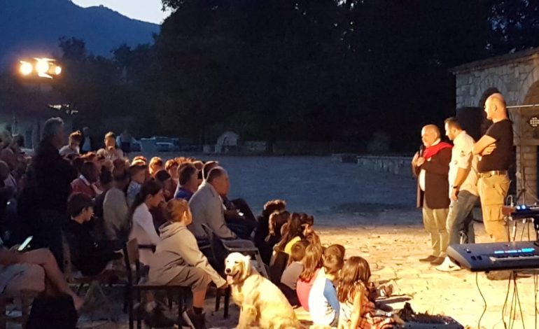 NIVICA RIFITON SHKËLQIMIN/ Artistë spanjollë dhe italianë performojnë shfaqjen e tyre teatrale