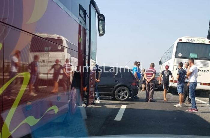 AKSIDENTI I 5-FISHTË NË AUTOSTRADË/ Detajet: ALARM tek pasagjerët e AUTOBUZIT. Vinin nga Kosova për në… (FOTO)