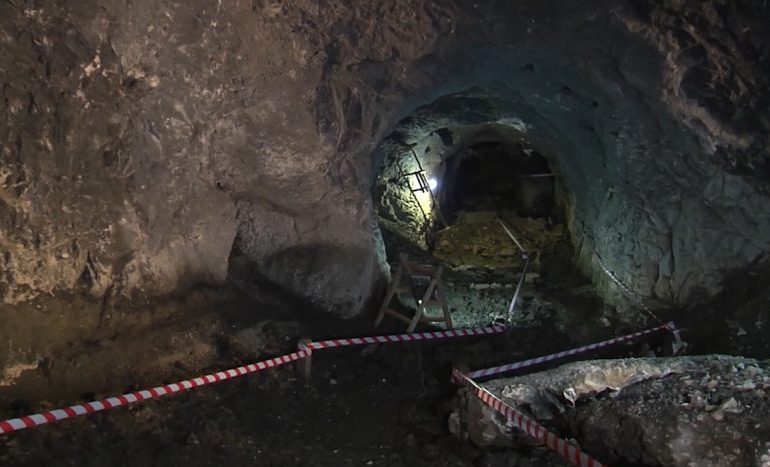 “GËRDECI I 97″/ Çfarë ka ndodhur në tunelin e ushtrisë ku sot u gjetën eshtra njerëzish