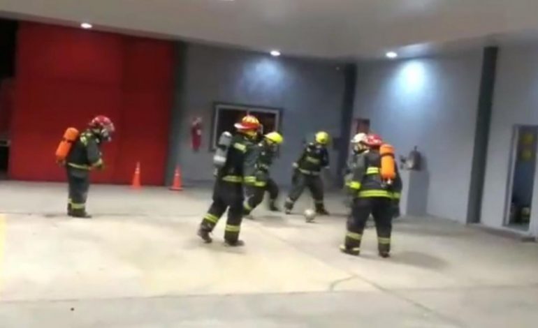 E RRALLË NË TIRANË/ Shikoni stërvitjen SURPRIZUESE që bëjnë zjarrfikësit (VIDEO)