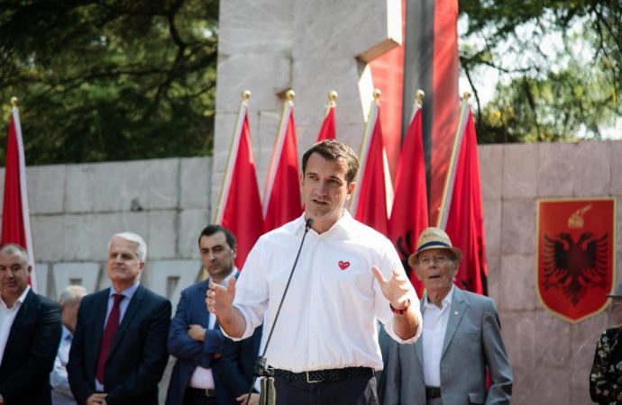 PËRKUJTOHET KONFERENCA E PEZËS/ Veliaj për politikën: Ne kacafytemi për të penguar njëri-tjetrin