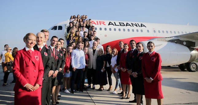 FLUTURIMI I PARË I “AIR ALBANIA”/ Rama publikon videon. Studentët udhëtuan me muzikë tradicionale shqiptare