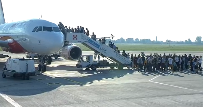 “PHOTO OF THE DAY”/ Kryeministri Rama shfaqet “i përulur” përpara stafit të avionit “Air Albania” (FOTO)