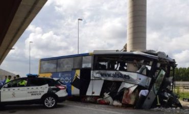 AKSIDENT I RËNDË/ Autobusi përplaset me shtyllën, vdesin 5 persona, 19 të tjerë plagosen