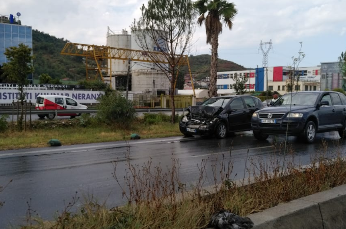 TRE AKSIDENTE MASIVE NË AUTOSTRADË/ PAMJET e PËRPLASJEVE: Panik tek pasagjerët. Bllokohet trafiku