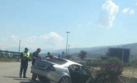 E FUNDIT/ Aksident në Gjirokastër. Makina përfundon në kanal, një grua në gjendje të RËNDË