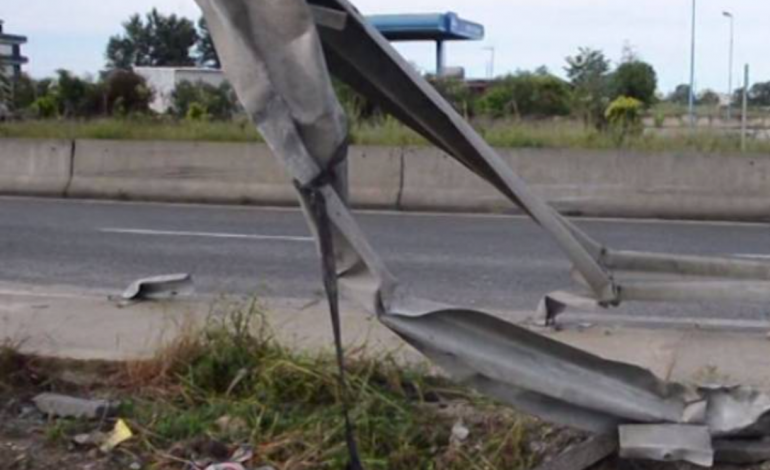 E FUNDIT/ Makina futet kundravajtje. Përplasen automjetet, si pasojë dëmtohen dy…
