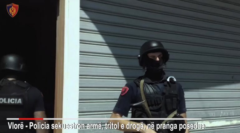 “ARMË DHE MUNICIONE NË BANESË”/ Delta Forcë dhe FNSH vënë në pranga vlonjatin (EMRI+VIDEO)