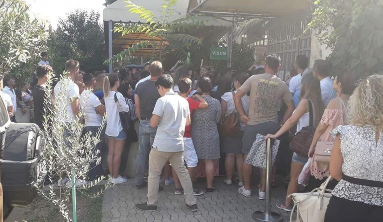 DEPUTETI I PD PUBLIKON FOTOT/ Ja se çfarë bëhet tek ambasada gjermane