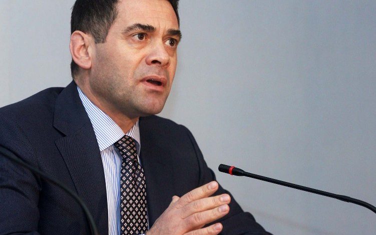 “KU SHKON TI, NUK MBIN BARI”/ Ish deputeti i PS thumbon Ahmetajn (FOTO)