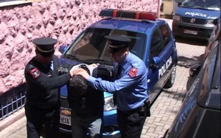 NDODH NË TIRANË/ Po drejtonte makinën pa targa. 31 vjeçarit i’u gjetë gjatë kontrollit një armë me…