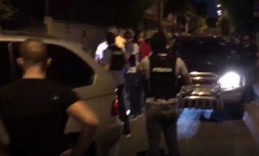 ARMË ZJARRI DHE ARSENAL LUFTARAK/ Pamjet: Si u kapën tre trafikantët. Policia i gjeti të... (VIDEO)