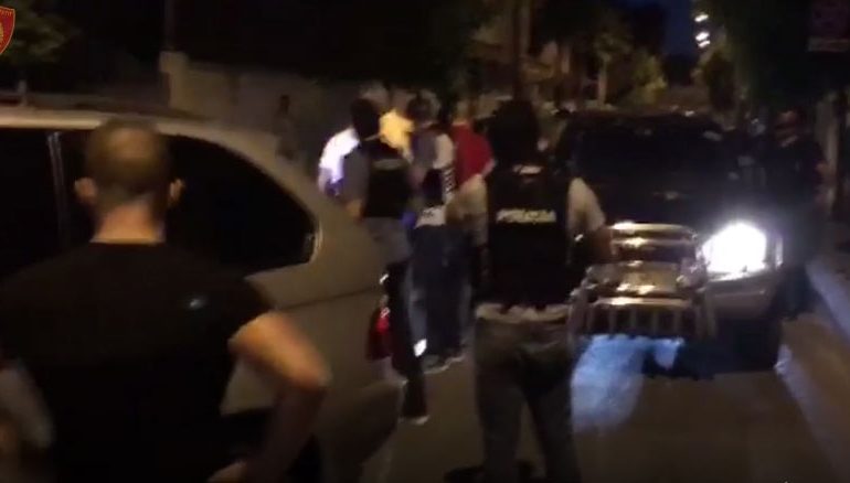 ARMË ZJARRI DHE ARSENAL LUFTARAK/ Pamjet: Si u kapën tre trafikantët. Policia i gjeti të… (VIDEO)