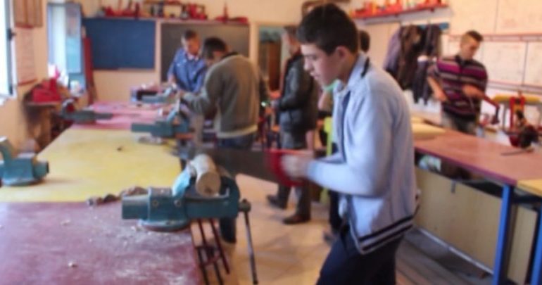 ARSIMI PROFESIONAL NË KUKËS/ Mbyllen tre degë, shkak bëhet mungesa e infrastrukturës për…