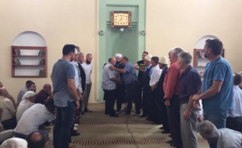 ZËNKA MES KUSHURINJVE/ Pajtohen dy familjet shqiptare pas 13 vitesh në hasmëri (FOTO+VIDEO)