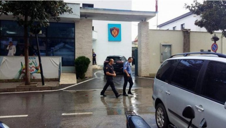 NDALOHET OFICERI I POLICISË NË GRAMSH/ I mori 50 mijë lekë qytetarit duke i bërë presion (EMRI)