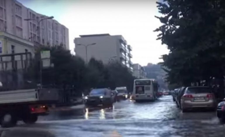 NDRYSHIMI I MENJËHERSHËM I MOTIT/ Durrësi përfshihet nga PËRMBYTJET. Gjendje alarmante në…