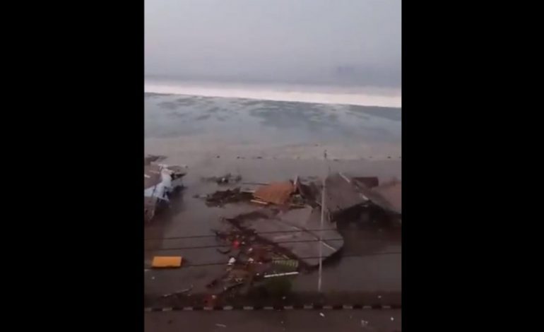 TSUNAMI NË INDONEZI / Dallga 2 metra e lartë lë QINDRA të vdekur (VIDEO)