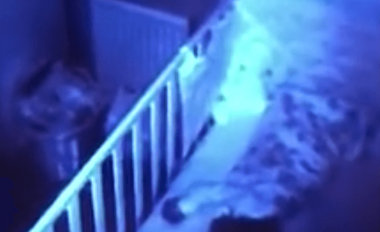 Kishte vënë monitor tek dhoma e foshnjës, e frikshme ajo që sheh babai (VIDEO)