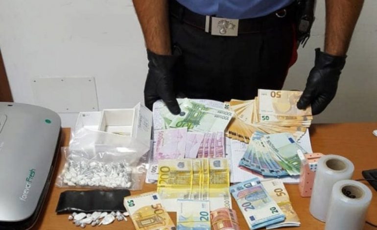 KOKAINË DHE MIJËRA EURO/ I riu SHQIPTAR kapet “MAT” nga kontrolli. Tregtonte…