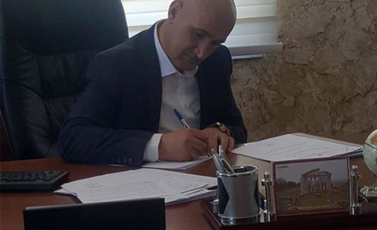 TË BURGOSURIT E FIERIT ANKOHEN PËR DREJTORIN: Mjaft i kemi larë muret me gjak (FOTOT+EMRI)