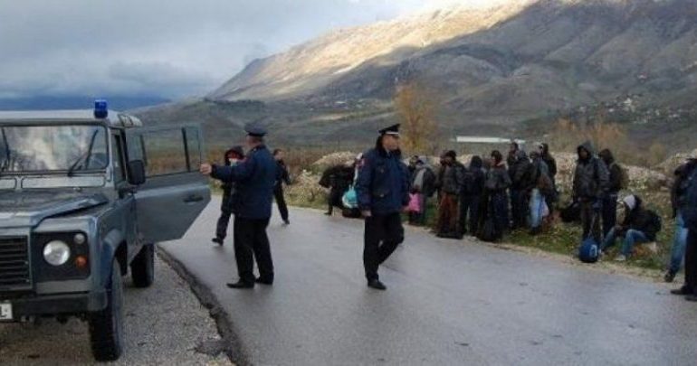 EMIGRANTËT ILEGAL/ Tentoi të kalonte 3 shtetas të huaj, kapet 21 vjeçari (EMRI)