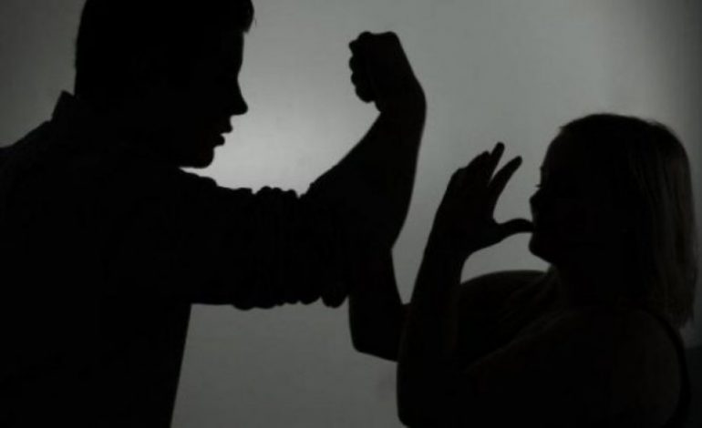 NDODH NË KORÇË/ Burrë e grua RRIHEN midis tyre dhe më pas denoncojnë njëri-tjetrin në Polici