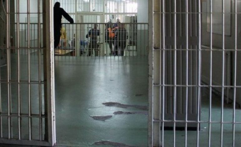 GËLLTISTE DROGËN DHE FUTEJ NË QELI/ Kapet në FLAGRANCË i burgosuri shqiptar. Policia i gjeti marijuanën në…