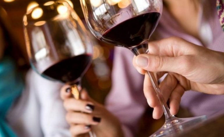 Dieta me çokollatë, verë të kuqe dhe birra ju ndihmon të jetoni MË GJATË. Detajet e studimit