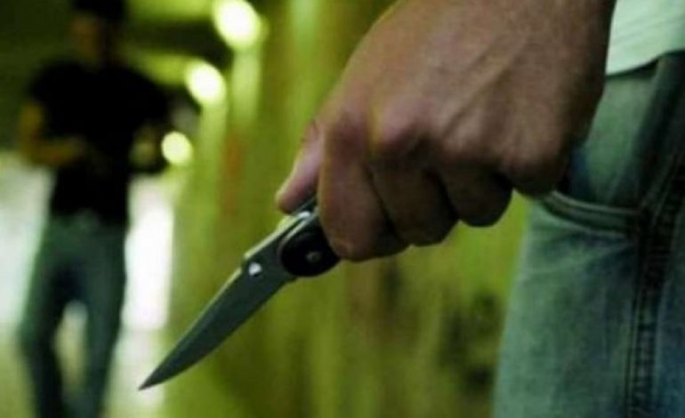 PLAGOSJE ME THIKË/ Sulmohen dy persona. Kapet njëri autor nga policia, të plagosurit ndodhen në…