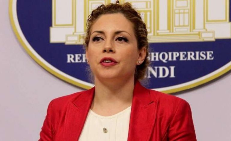 “PËRGËZOJ…”/ Ministrja e Mbrojtjes, Olta Xhaçka uron trupat shqiptare në misionet ndërkombëtare