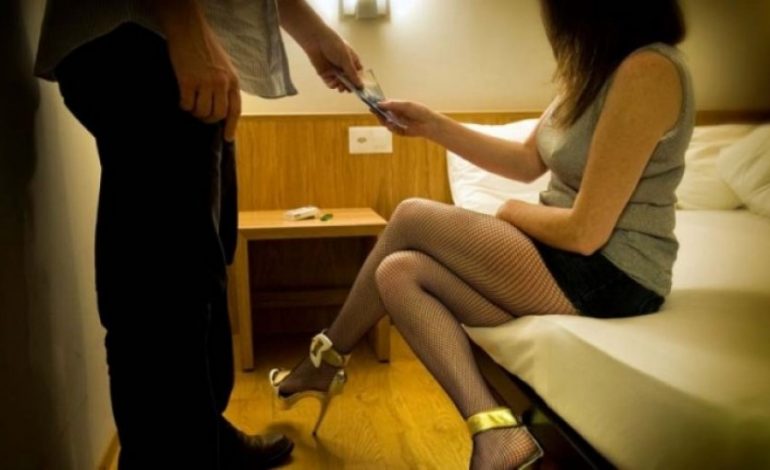 DENONCIMI I RRALLË NË DURRËS/ Një 44 vjeçare po shfrytëzohet për PROSTITUCION. Ja kush e…