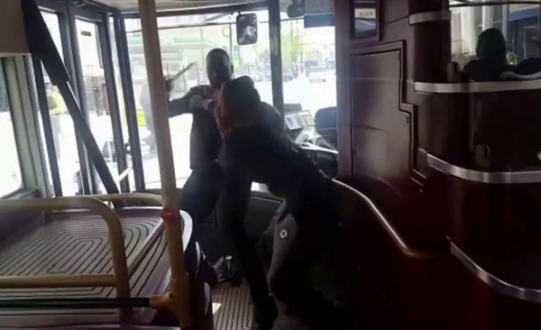 NDODH NË LEZHË/ Dy të rinjtë PËRLESHEN me thika në autobus. Plagoset 19 vjeçari (DETAJET)