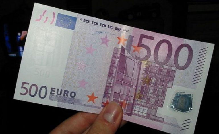 Ndodh edhe kështu/ Po u kape duke ngrenë në rrugë, do të gjobitesh 500 euro