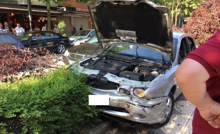 AKSIDENT I “ÇUDITSHËM” NË TIRANË/ Tre makina bëhen “PËRSHESH”, përplasen me pemën dhe plagosin dy fëmijë