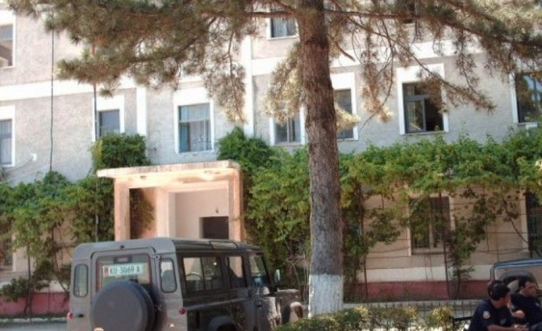 7 POLICË PËR NJË GRUA/ 50 vjeçarja i denoncon për dhunë, ata i kthejnë “reston”