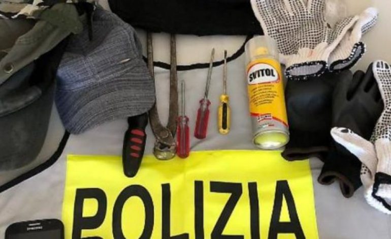 FSHIHTE PLUMBAT E ARMËS NË ÇORAPE/ Si e kapi policia italiane hajdutin shqiptar