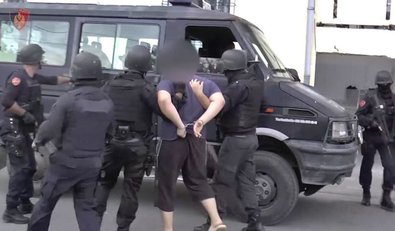 GRUPI I RREZIKSHËM KRIMINAL/ “Truri” i bandës “Bajri” në kërkim, dyshohet se ndodhet në…