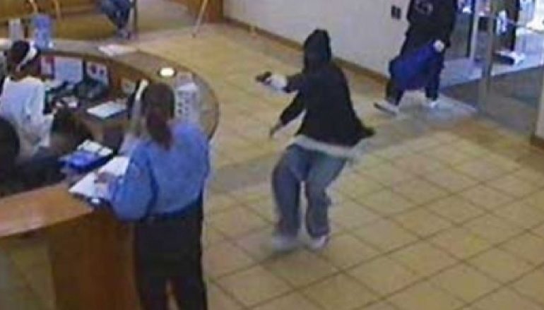 Rusi/ Merren peng disa persona në bankë