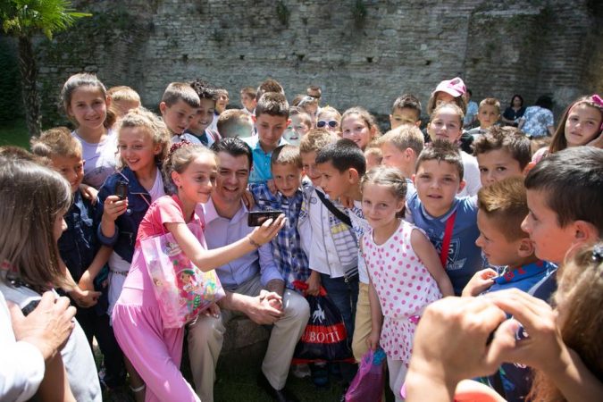 VITI I RI SHKOLLOR/ Basha: Të dashur nxënës dhe prindër, ju uroj nga zemra një vit të mbarë