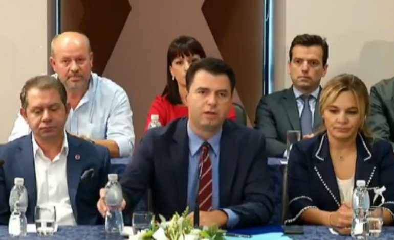 MBLEDHJA NË VLORË/ Basha e nis me denoncime: Shteti në kolaps, jemi në emergjencë