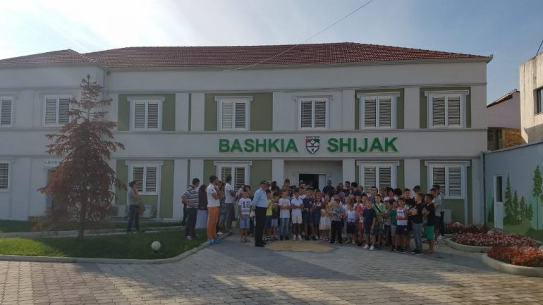 MBYLLJA E SHKOLLËS/ Prindërit protestojnë para Bashkisë: Mësimi në darkë, jashtë logjike