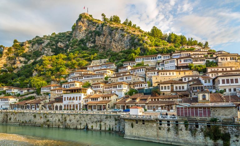 DESTINACIONI “BERAT”:95 mijë TURISTË vizita në të gjithë qytetin. Italianët mahniten nga…