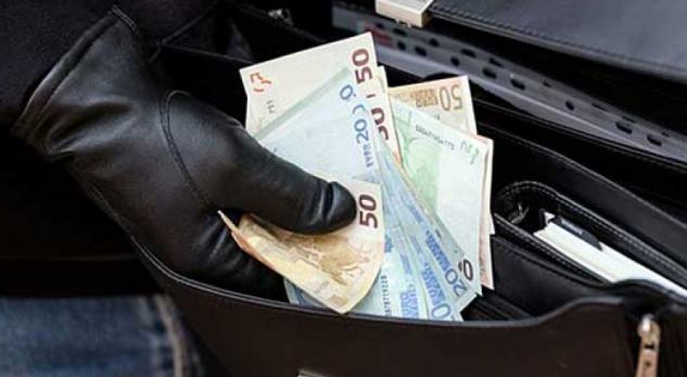 KISHIN SHKUAR SI “PUNËTORË” NGA SHQIPËRIA/ Banda e TRE personave që vodhën 100 mijë euro. Futen në…