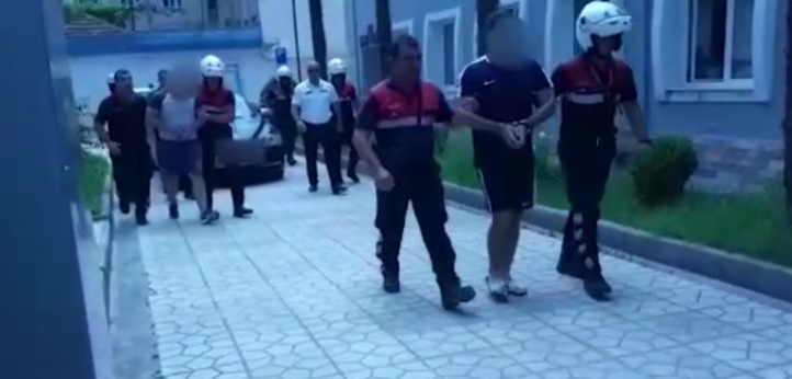 NDODH NË VLORË/ Pa targa dhe pa patentë, Policia kap MAT dy të rinjtë