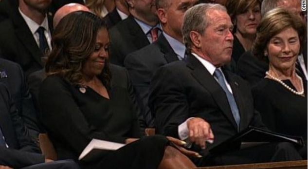 FUNERALI I SENATORIT AMERIKAN/ Bush filmohet duke i dhënë karamele gruas së Obamas